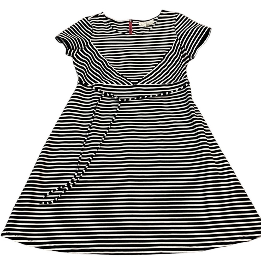 Jessica Simpson A shape dress with red zipper in the back!